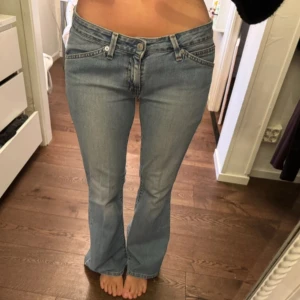 Low waist jenas - Lågmidjade jeans i den perfekta blåa färgen finns ingen lapp om storleken men skulle säga att de är 36-38
