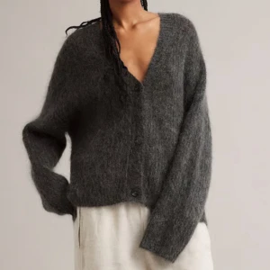 Mörkgrå kofta i mohairmix - Populär kofta från Kappahl som är slutsåld, aldrig använd,  storlek xs men sitter oversize. Nypris 800kr😇