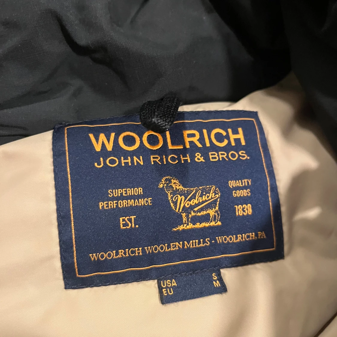 Svart parkas från Woolrich med huva - 2