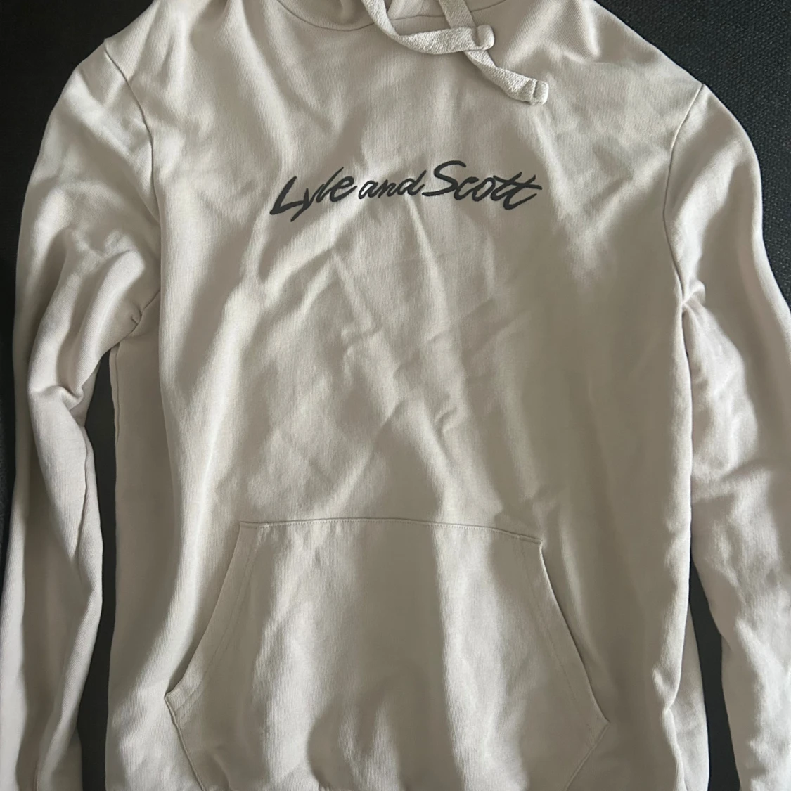 Beige hoodie från Lyle & Scott - 1