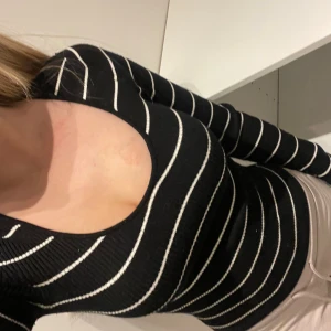 Ribbad långärmad  - Ribbad långärmad tröja, svart med vita tunna ränder. Varm. Från Hm, storlek xs 