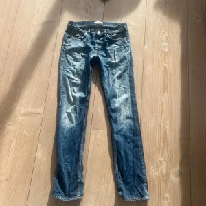 Acne jeans - Säljer ett par blå slim jeans från ACNE. Storlek 31:34. Bra skick men har några små hål som inte är synliga.