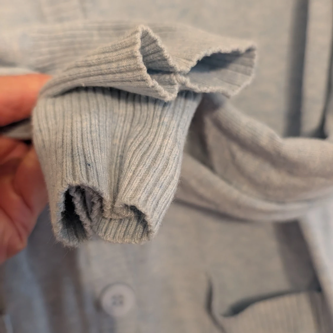 Ljusgrå kofta med knappar - 4