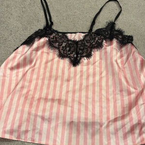 Rosa randig linnetopp med spets - Såg att det var lite fläckar och sånt på😬 men säljer denna billigt! Vet inte vad det är för storlek men har ett minne av att det är L