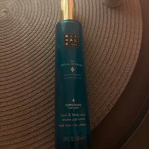 Rituals The Ritual of Karma Mist - Fräsch hair & body mist med hydra-boost complex från Rituals. Innehåller lotusblomma och vit te. Volym: 50 ml. Perfekt för dig som vill ha en lätt och uppfriskande doft hela dagen. Användt några få gånger som syns på bilderna🌸