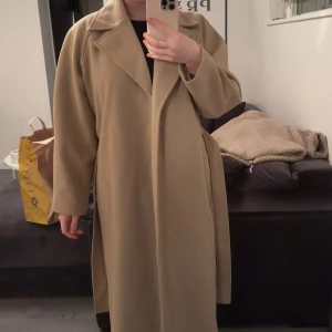 Carin Wester kappa.  - Lång kappa från CW. Supersnygg lite oversize. Tjock och varm, rejäl. Storlek M men passar också L. 