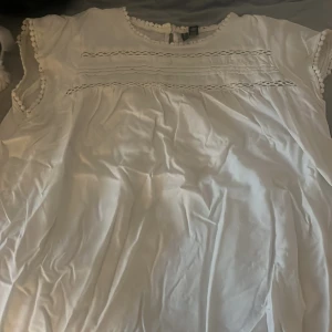 Vit tröja från vero Moda - Säljer en vit kortärmad tröja från vero Moda, har används typ 2 gånger. 💞