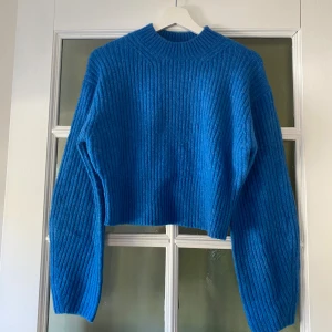 Blå stickad tröja Weekday - Säljer en blå stickad tröja från Weekday i storlek XS. Använd en gång och därför i jättefint skick! Skulle säga passa både Xs och S 🌟🌸