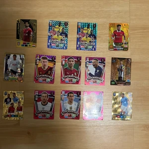 Panini FIFA World Cup Qatar 2022 Adrenalyn XL - Limited Edition Cards - Samling av exklusiva Panini Adrenalyn XL limited edition-kort från FIFA World Cup Qatar 2022. Perfekt för fotbollsfans och samlare som vill ha unika och sällsynta kort med toppspelare och specialdesign. Gör din samling komplett och byt med vänner! Skriv till mig om intresserad eller vill förhandla pris. Man måste inte köpa alla kort bara de man gillar!