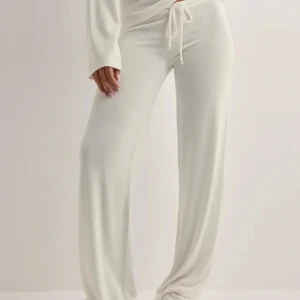 vita mjukis från nelly - helt nya mjukisbyxor! aldrig provade, fortfarande i förpackning! 