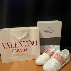 Valentino Garavani Rockstud sneakers - Hejsannn. Jag säljer mina sprillans nya valentino white peach som aldrig användes i somras. Kommer därför sälja dom billigt. Kvitto finns 