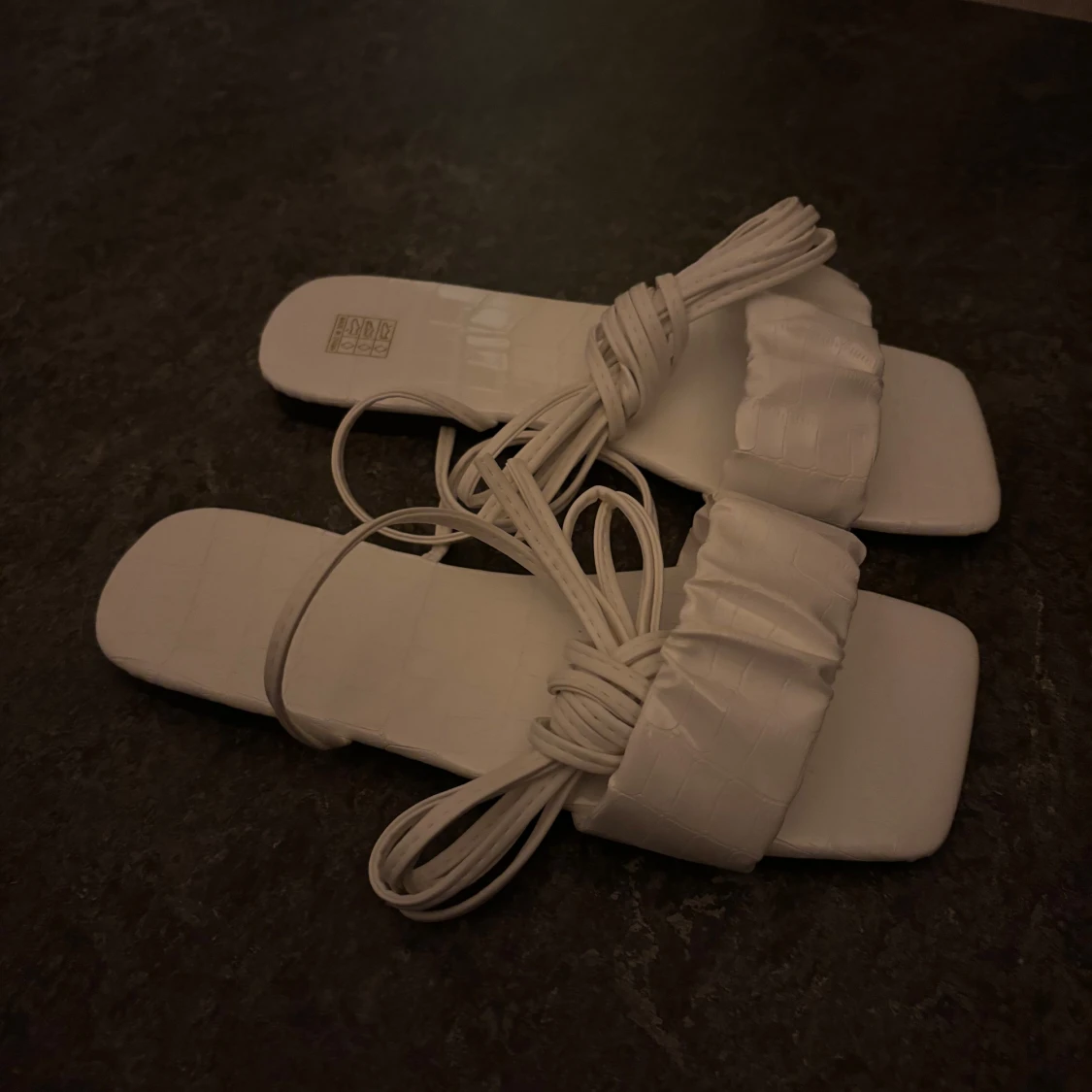 Vita sandaler med snörning och rynkad rem - 1