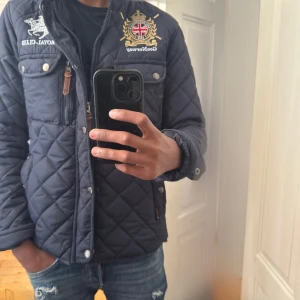 Mörkblå quiltad jacka - Snygg mörkblå jacka från Geonorway som blir perfekt för kyla höst dagar 🍂 som oxå ger stilren look . Jackan har dragkedja, tryckknappar och två bröstfickor. Använd par gånger o skriv gärna prisförslag ellr för mer bilder o frågor, sänker priset vid snabba affärer 