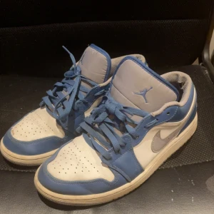 Nike Jordan 1 Low blå och vita sneakers - Nike Jordan 1 Low sneakers i blått och vitt i helt okej skick om du har några mer frågor skriv till mig mvh Anton 