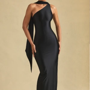 Oh Polly klänning svart - Säljer en svart långklänning med oneshoulder-design och snygg scarf-detalj vid halsen. Klänningen är tight och figurnära med en elegant och stilren look. Har endast använt klänningen en gång. Köpt på oh Polly’s hemsida för 1400kr 🫶🏼❤️