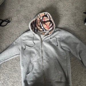 Burberry Zip Hoodie - Säljer nu min Burberry zip, är riktigt nöjd med denna tröja och önska jag kunde behålla den men nu är den lite  för liten.