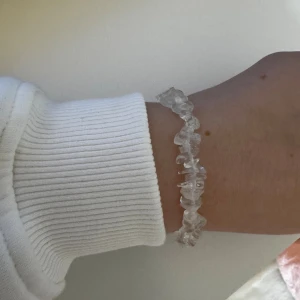 Bergskristall armband - Säljer ett snyggt armband med oregelbundna, klara bergskristall-stenar. Köpt för något år sedan i någon kristall affär. Nypris: 149kr.                            Nästan aldrig använt.                                             Skickar ditt köp inom 24h!💘
