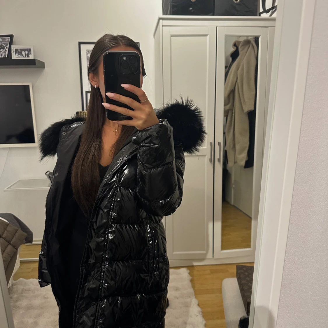 Svart lång pufferjacka med päls - 1