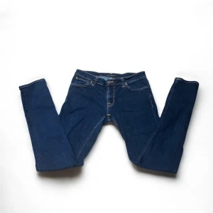 Nudie Jeans - Detta är ett par feta och sköna Marinblåa jeans från Nudie, dem är rätt så tjocka i materialet så perfekt till vintern så man kan vara varm och stilig. Dem är knappt använda då dem ej passar mig så bra💰🤩