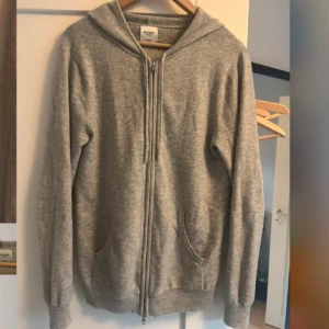 Grå hoodie med dragkedja och huva - Grå hoodie 