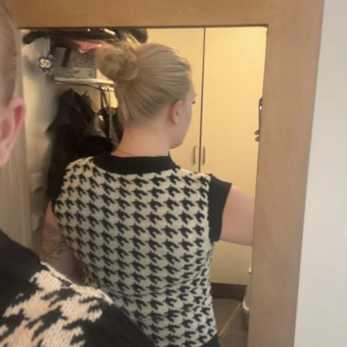 Svartvit stickad väst med hundtandsmönster - 3