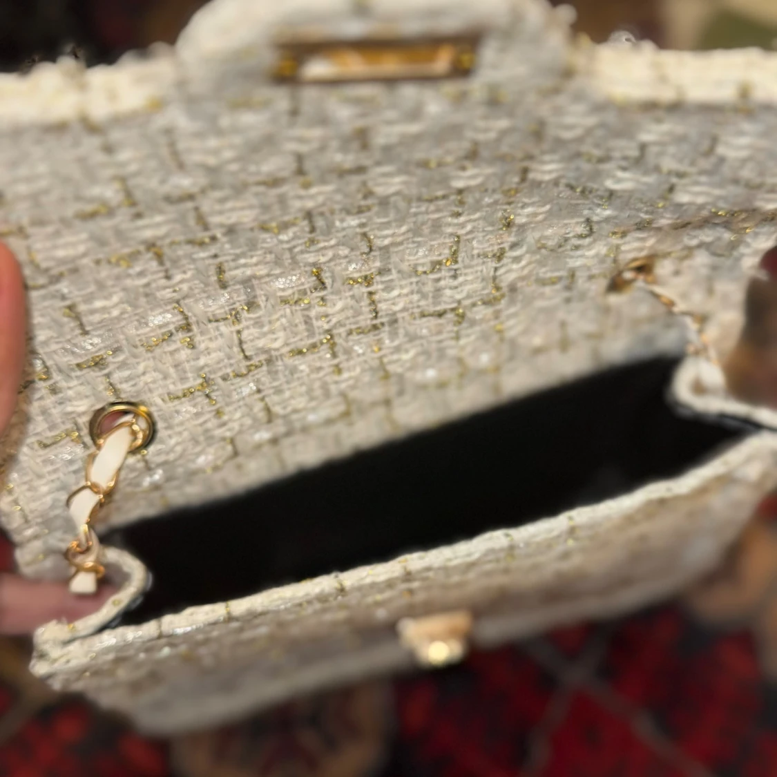 Beige axelväska i tweed med kedja - 2