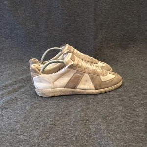 Maison margiela skor  - Snygga sneakers från Maison Margiela. Helt okej skick storlek 39,5 passar 40 skriv om ni har några frågor.