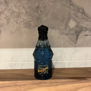Versace Blue Jeans herrparfym - Versace Blue Jeans Man – en ikonisk herrdoft i snygg blå flaska. Perfekt för dig som vill sticka ut med stil och attityd. En klassiker från Versace som passar unga och trendmedvetna.