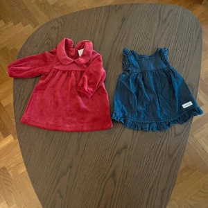 Två klänningar bebis - En röd oanvänd plyschklänning från Lindex och en blå jeansklänning från Newbie. Fint skick, storlek 56 i båda.