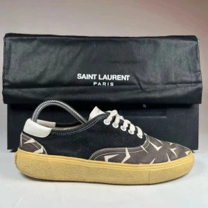 Saint Laurent loafers - Snygga unika loafers från Yves Saint Laurent i bra skick! Original box och dustbag medföljer. St 40.5