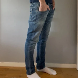 Dondup jeans - Säljer nu dessa dondup jeans i modellen George, de e sjukt snygga och är allmänt i bra skick bortsett från att det är två väldigt små slitningar på vänstra benet som ej märks av vid användning. Jeansen är i storlek 30 och sitter som W29 L32. 