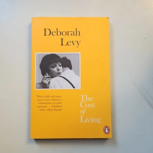 The Cost of Living - En hyllad bok av Deborah Levy om att hitta ett nytt sätt att leva. Med vass och poetisk stil utforskar hon frihet, identitet och kvinnors liv. Perfekt för unga vuxna som gillar smarta, personliga berättelser om förändring och självständighet.