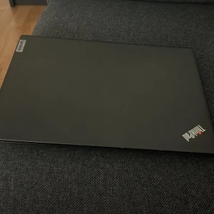 Lenovo ThinkPad - Lenovo ThinkPad laptop i fint skick. Klassisk robust design, bakgrundsbelyst tangentbord och Windows installerat. Perfekt för arbete eller studier. Inga synliga repor eller skador, allt fungerar som det ska.