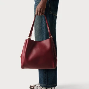 Handväska  - Stilren vinröd handväska med gulddetaljer. Man får plats med mycket i den och den har flera fack! Den har inga syntliga defekter 🥰