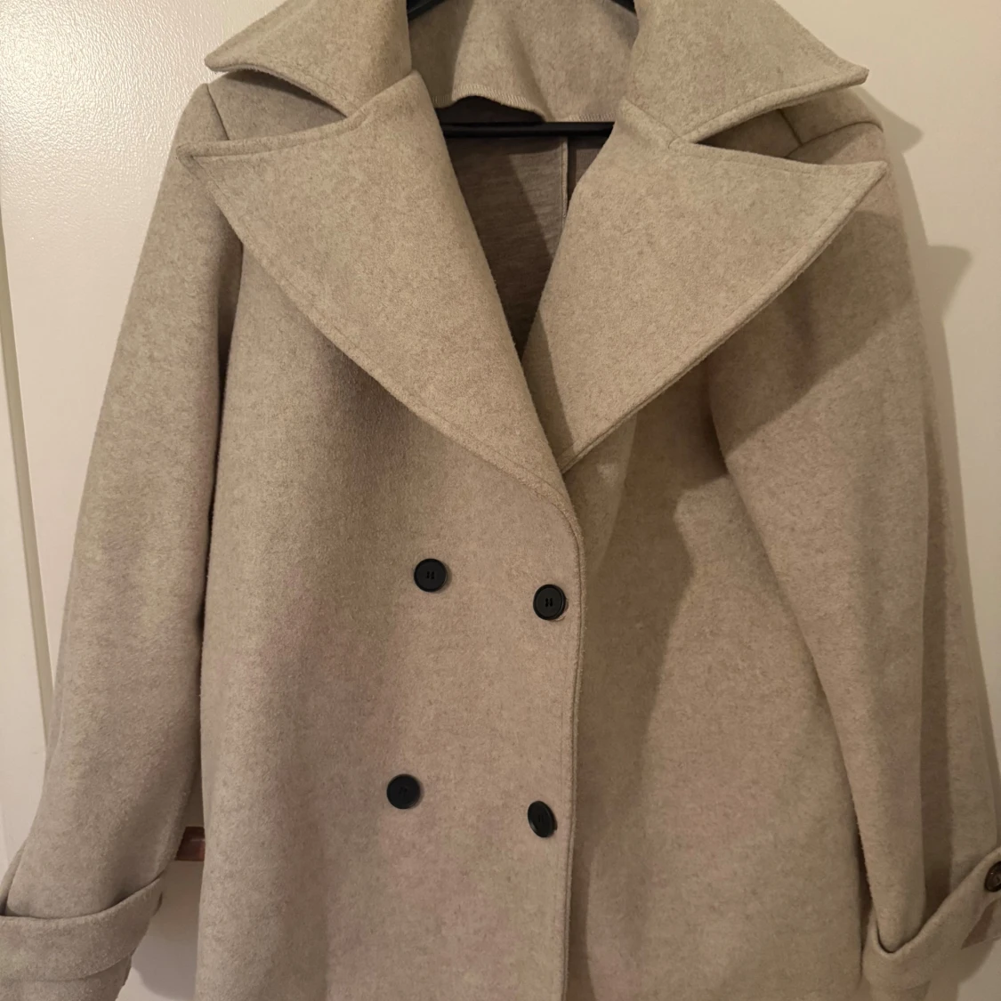 Beige skepparkavaj med bred krage - 1