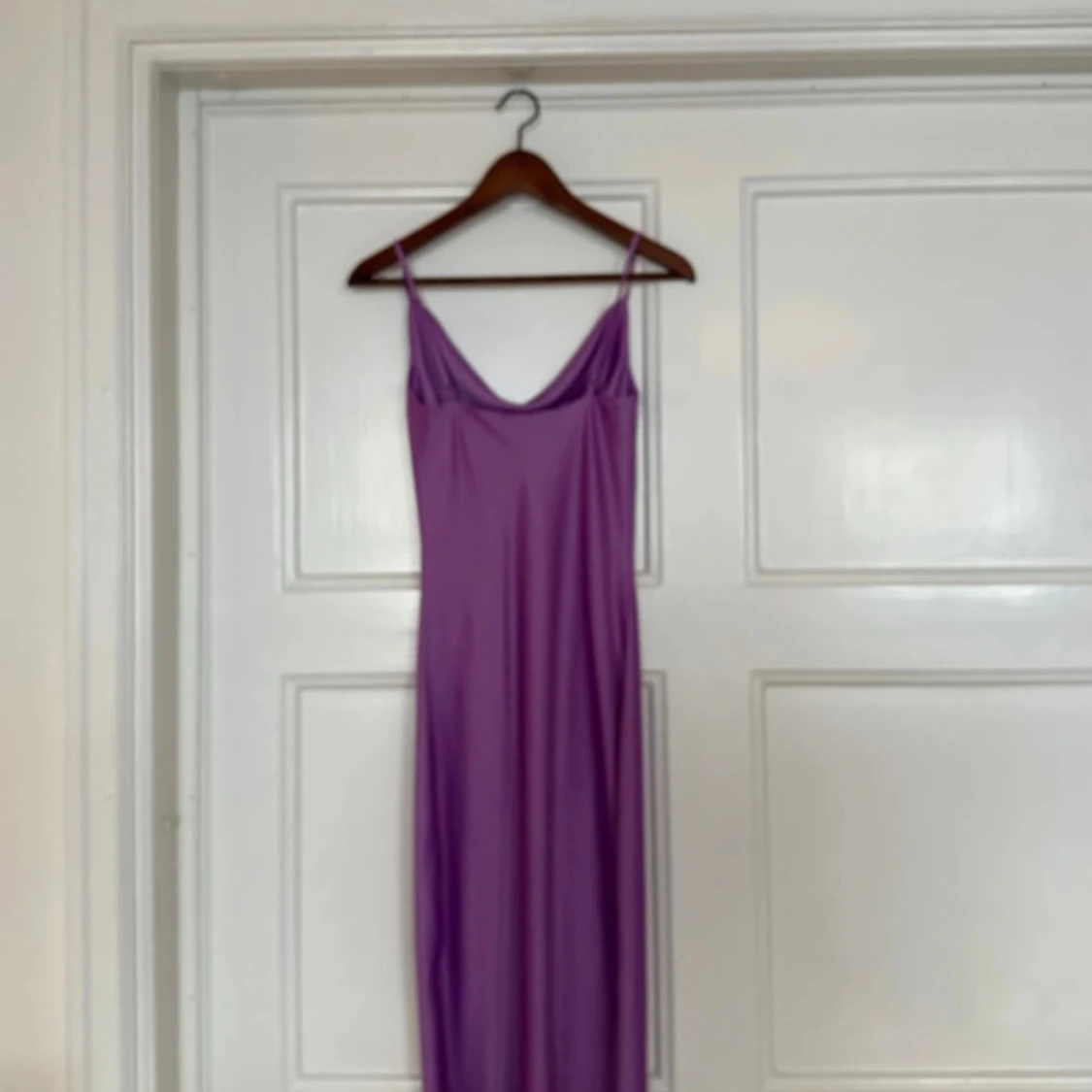 Lila långklänning med smala axelband - 1