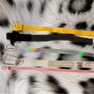 Olika bälten❤️man får alla❤️ - Snygga bälten, den vita med döskallar är ifrån aliexpress och de andra ver jag tyvärr inte märket på❤️bältet under den gula såldes❤️ den gula: 102cm lång, den råsa: 97cm lång och första hålet vid 70cm, den vita med döskallar: 117cm och första hålet vid 77cm, den glansiga: 113 cm lång och första hålet vid 92cm❤️ 