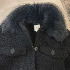 Mörkblå  pälsjacka från Gina Tricot - Säljer en mörkblå pälsjacka från Gina Tricot med fluffig. Liknar meotine jackorna som många har! Är i väldigt bra skick och super snygg nu till hösten🤩🤩