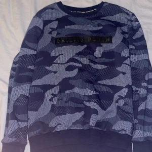 Blå camo sweatshirt från Philipp Plein - Säljer en blå och grå camouflagemönstrad sweatshirt från Philipp Plein. Storlek s.