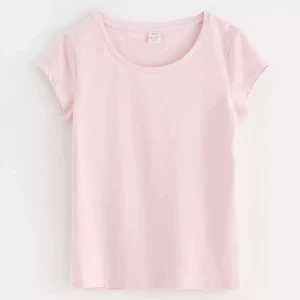 Ljusrosa basic t-shirt från Lindex - Enkel och stilren ljusrosa t-shirt från Lindex med rund halsringning och korta ärmar. Tillverkad i mjuk bomull som känns skön mot huden. Perfekt att matcha med jeans eller kjol för en clean look.