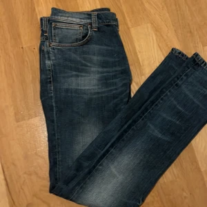 Nudie jeans Blå Slim fit - Snygga blå jeans från Nudie Jeans i Slim fit, perfekta inför hösten. Storlek 32/34 och sitter riktigt snyggt. Riktigt bra skick och pris kan diskuteras vid snabb affär. 