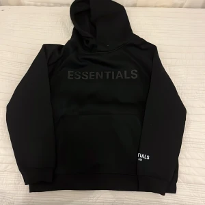 Hoodie Essentials  - Aldrig använd och helt ny, den säljs eftersom den passar inte mig. (Stor i storlek passar som XL)