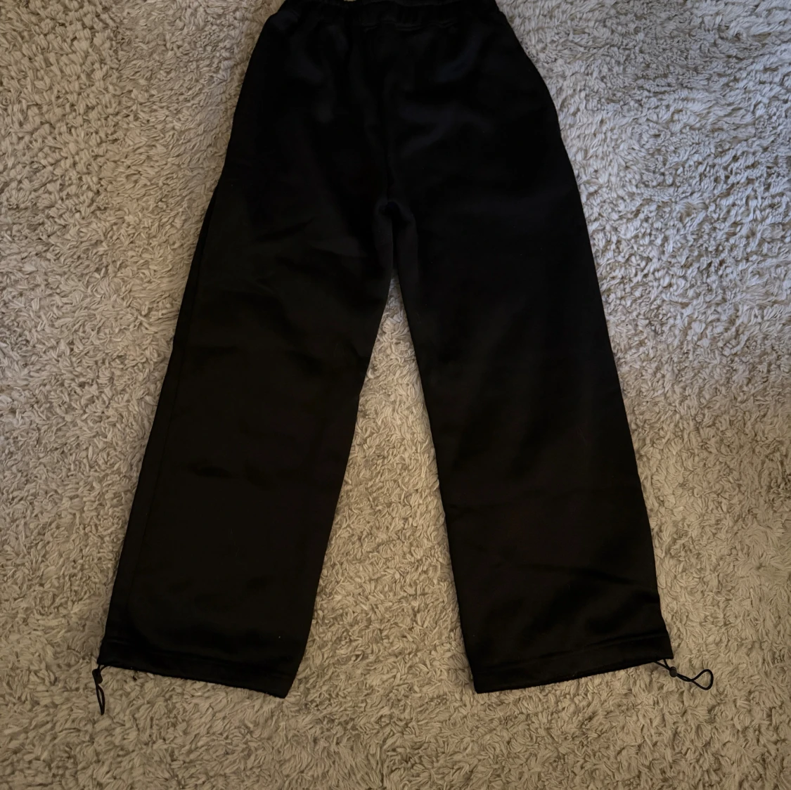 Svarta vida mjukisbyxor med dragsko - 1