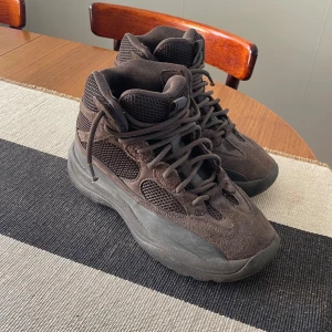 Yzy dsrt boots - Yeezy boots i ortholite colorway, storlek 42,5 sitter som 42. 7/10 cond. Har låda kvar