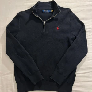 Polo Ralph Lauren halfzip  - Svart polo ralph lauren haltzip med röd logga. Tröjan är i storlek S och har en riktigt bra passform. 