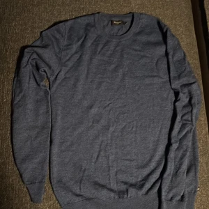 Mörkblå långärmad tröja - Den är från Martinique med en mörkblå färg, storlek M, fint skick utan defekter. Hör av dig vid funderingar!