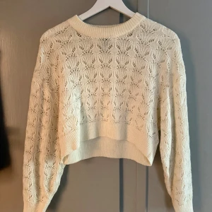 Vit stickad croppad tröja - Vit stickad tröja som är kortare i passformen från H&M💕