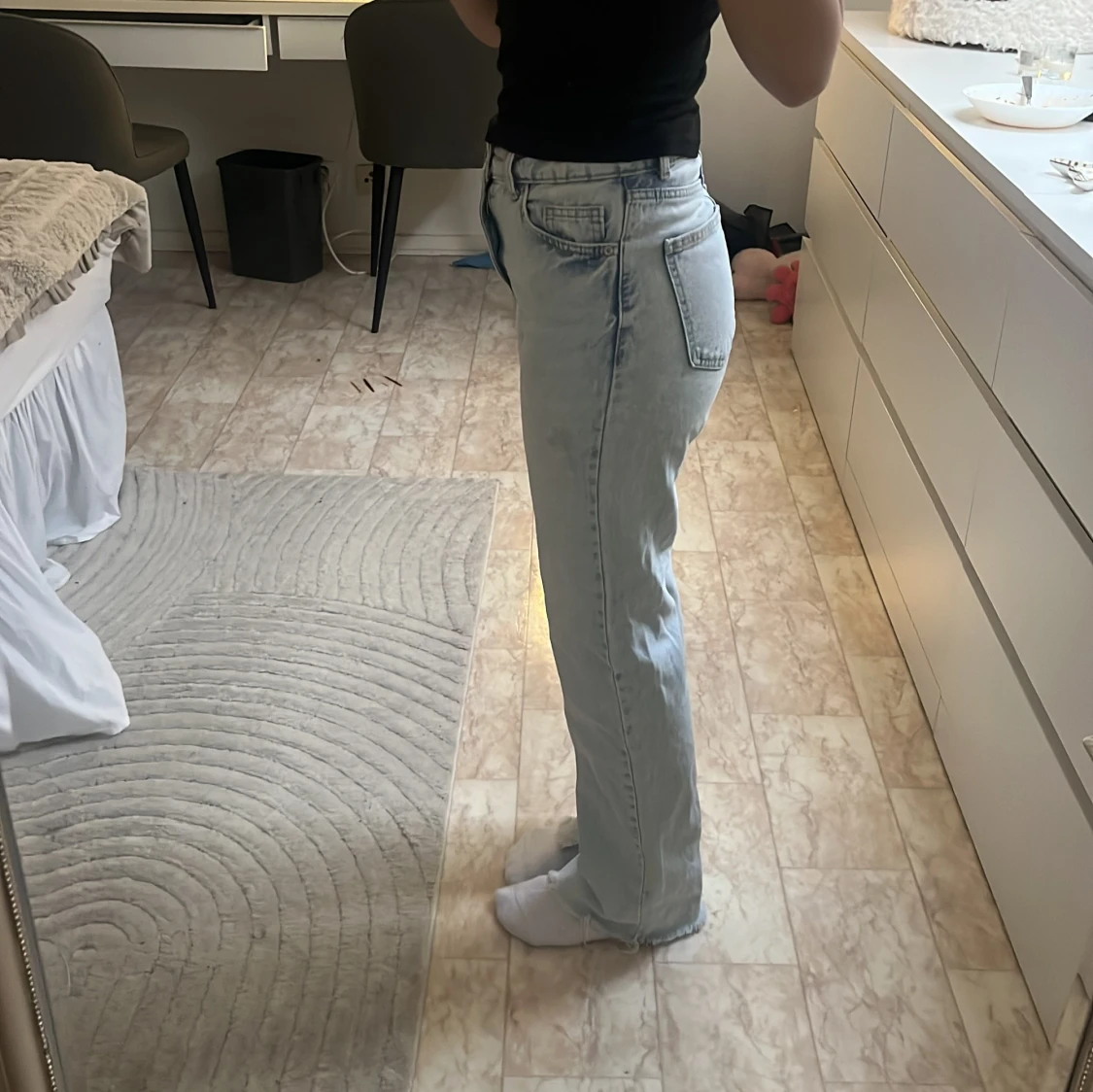 Ljusblå raka jeans med fransad kant - 1