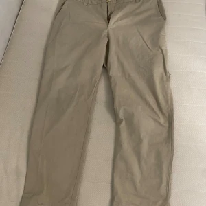 Chinos  - Beige chinos köpa från zara men knappt använda. Säljs för att den inte kommer till användning längre. Som det syns på bilden saknas det en knapp på baksidan men den kan enkelt lagas. 