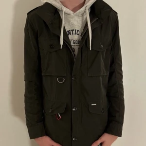 Field jacka - Field jacka ifrån märket Snoot. Jackan har exklusiva detaljer som gör jackan unik. Passar perfekt till höst 🍂 Storlek M. Nypris 4500 - mitt pris 1000!